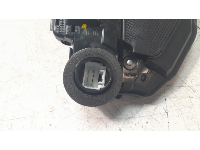 Recambio de cerradura puerta trasera izquierda para toyota corolla (e21) referencia OEM IAM 6906002580  