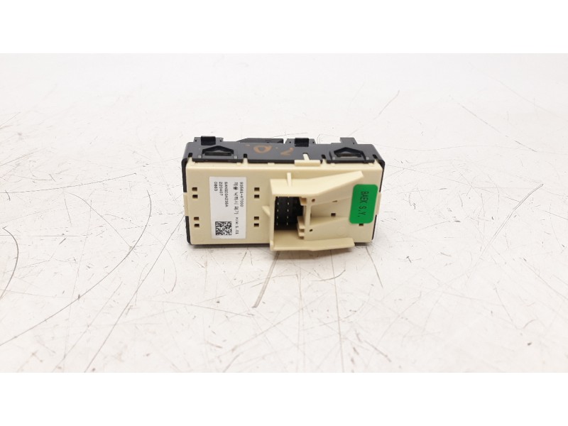 Recambio de mando elevalunas trasero derecho para kia niro referencia OEM IAM 93681AT000  