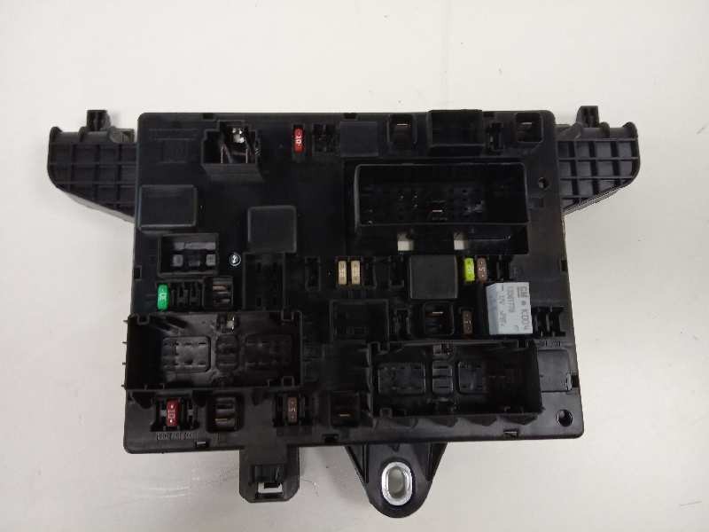 Recambio de caja reles / fusibles para opel astra j lim. excellence referencia OEM IAM 13368651  