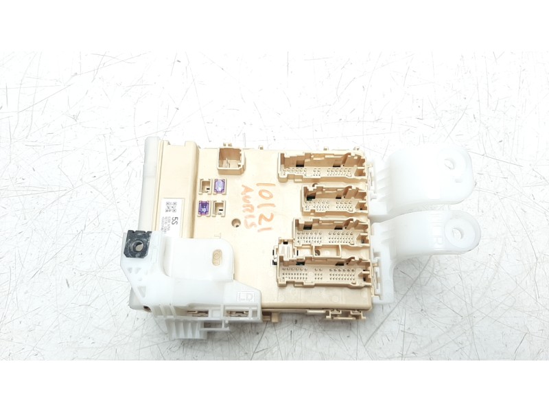 Recambio de caja reles / fusibles para toyota auris hybrid active referencia OEM IAM 8273012X81  