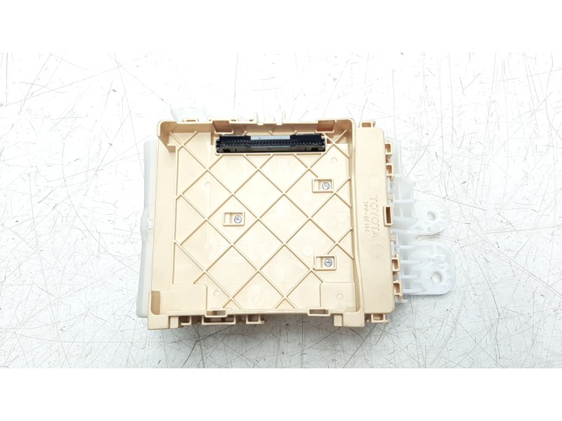 Recambio de caja reles / fusibles para toyota auris hybrid active referencia OEM IAM 8273012X81  