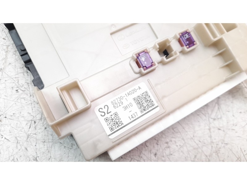 Recambio de caja reles / fusibles para toyota corolla (e21) hybrid style referencia OEM IAM 827301A020  