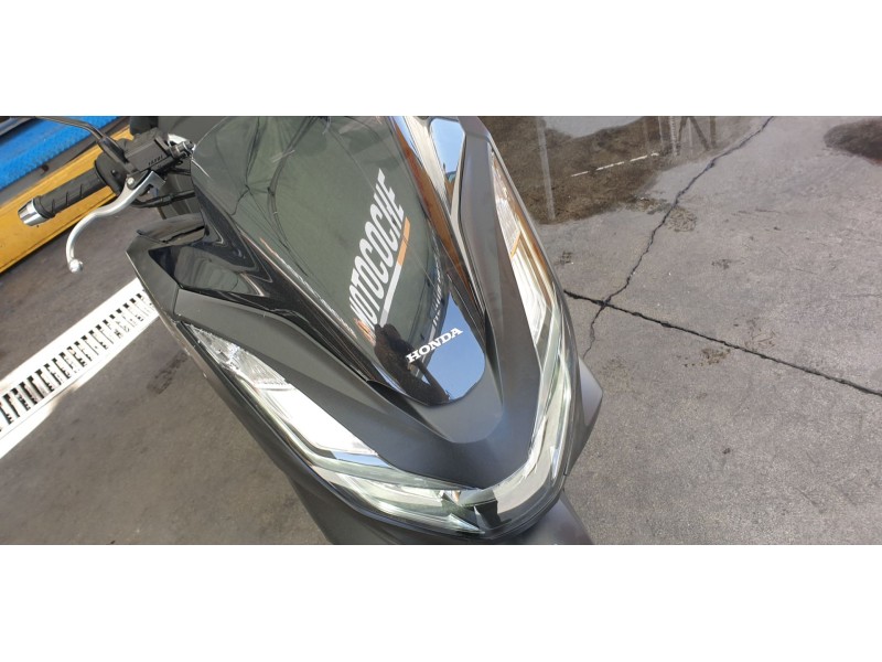 Recambio de moldura para honda pcx 125 referencia OEM IAM 64305K1ZJ10YG  