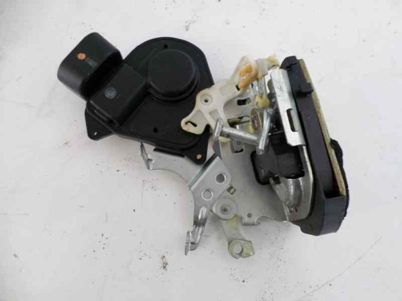 Recambio de cerradura puerta trasera derecha para toyota lexus is 200 (gxe10) 2.0 cat referencia OEM IAM 6933053031  