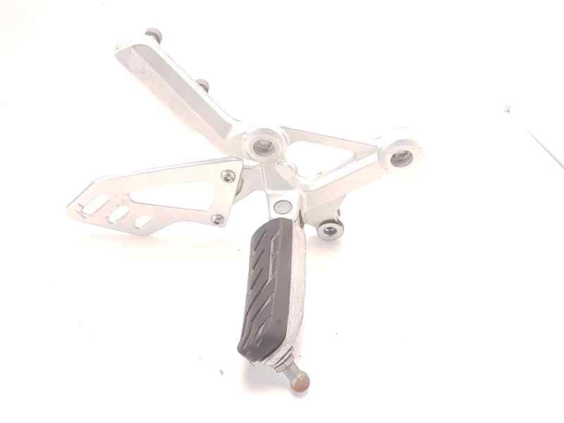 Recambio de estribo para aprilia yb shiver 900 referencia OEM IAM 894584  