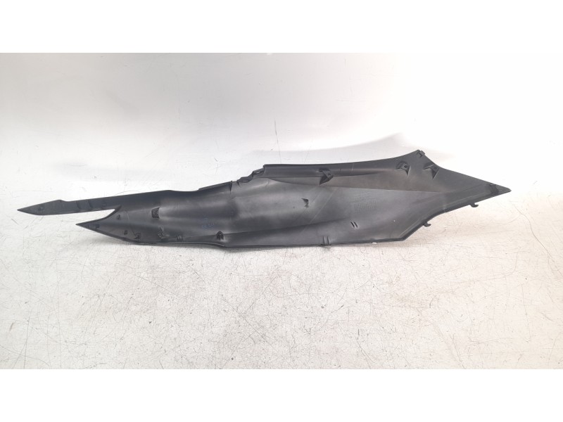 Recambio de moldura para honda pcx 125 referencia OEM IAM 83610K1ZJ100  