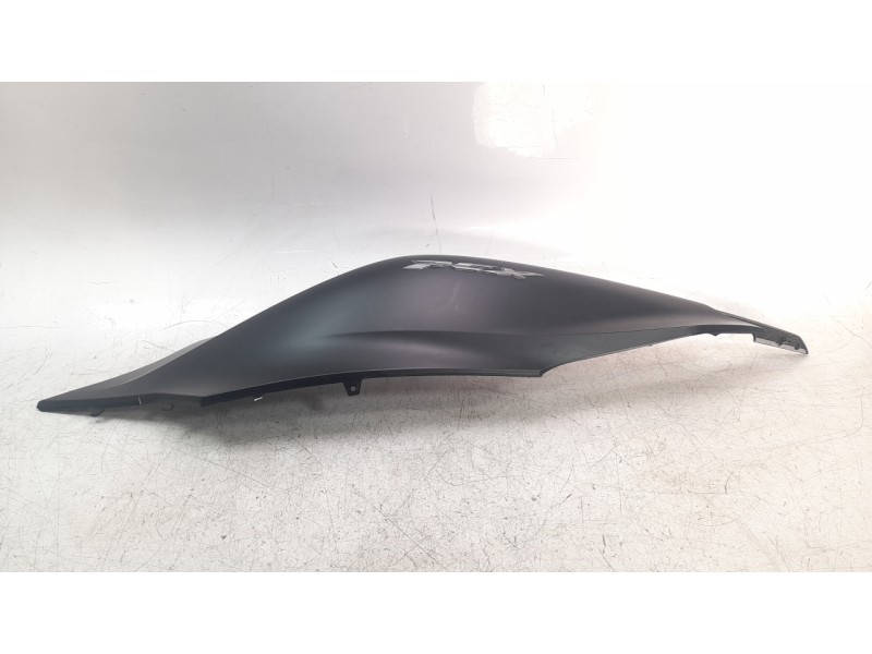 Recambio de moldura para honda pcx 125 referencia OEM IAM 83610K1ZJ100  