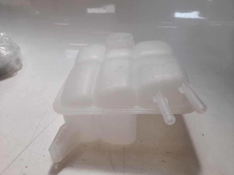 Recambio de deposito expansion para ford focus berlina (cak) referencia OEM IAM FAR9895 FAR9895 955471