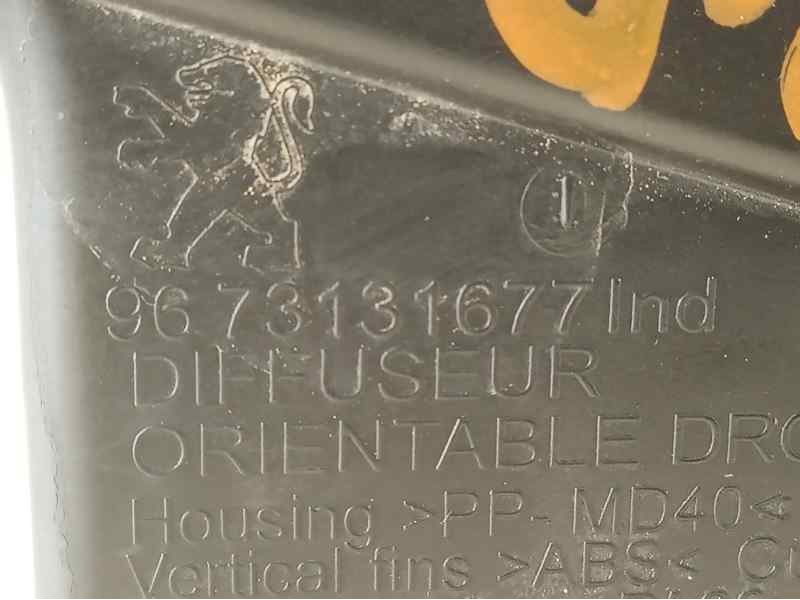 Recambio de rejilla aireadora para peugeot 2008 referencia OEM IAM 9673131677  
