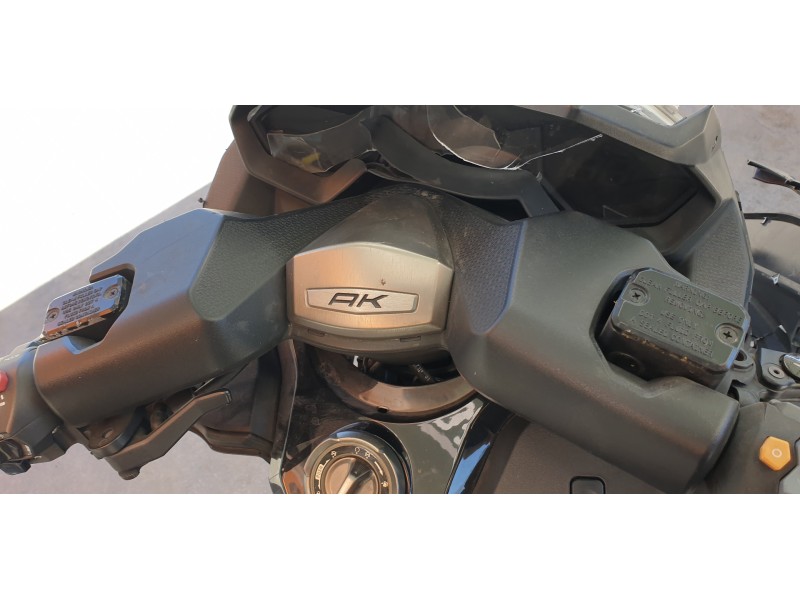 Recambio de moldura para kymco ak550 referencia OEM IAM 81151LGC6E00  
