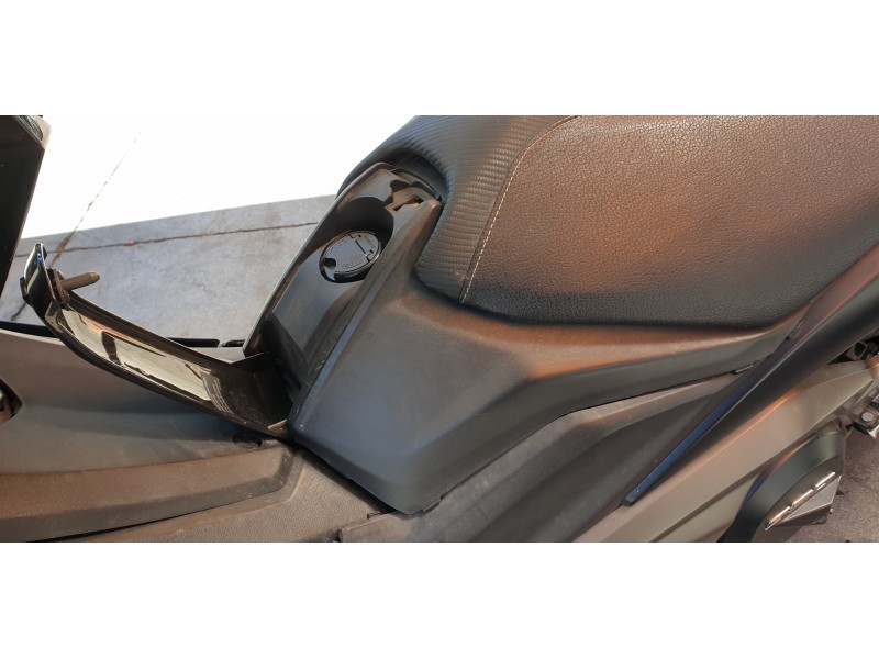 Recambio de moldura para kymco ak550 referencia OEM IAM 8015LGC6E00  