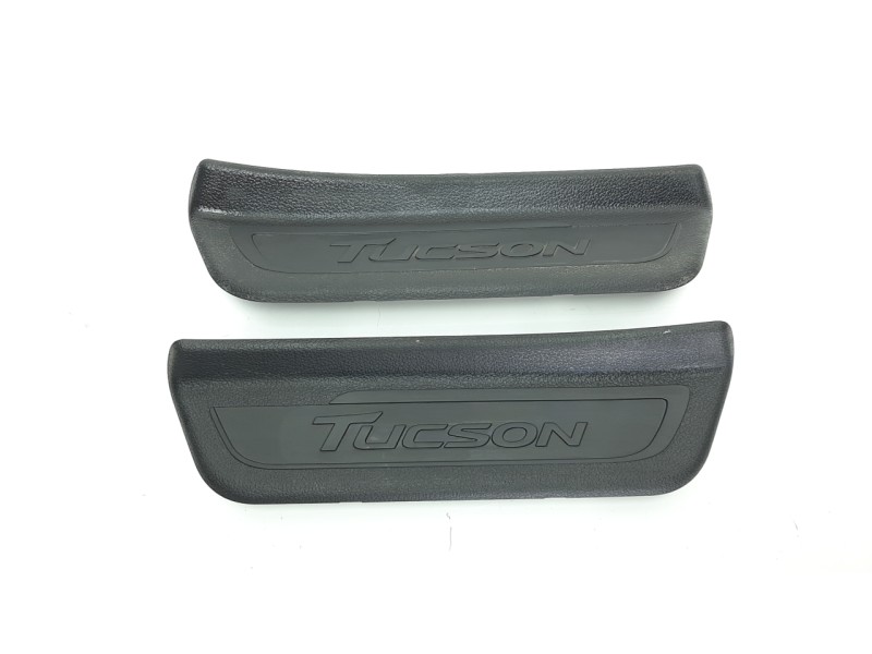 Recambio de moldura para hyundai tucson 2.0 crdi cat referencia OEM IAM 85888D7000 85878D7000 