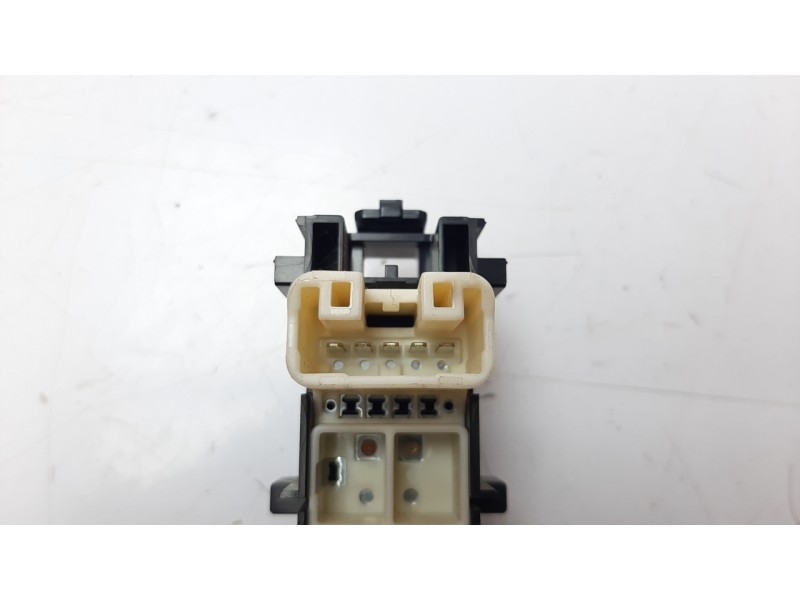 Recambio de mando elevalunas trasero derecho para toyota rav 4 (a3) executive referencia OEM IAM 8481052030 IAF810068HQ EWSTY005