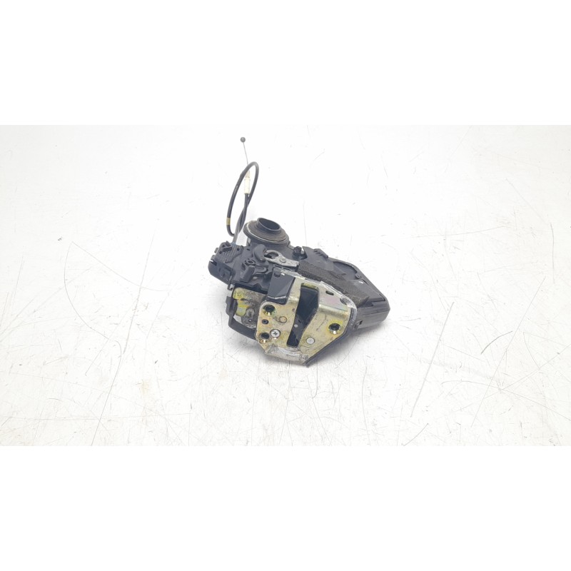 Recambio de cerradura puerta trasera derecha para toyota land cruiser (j12) 3.0 turbodiesel referencia OEM IAM 6905060090  