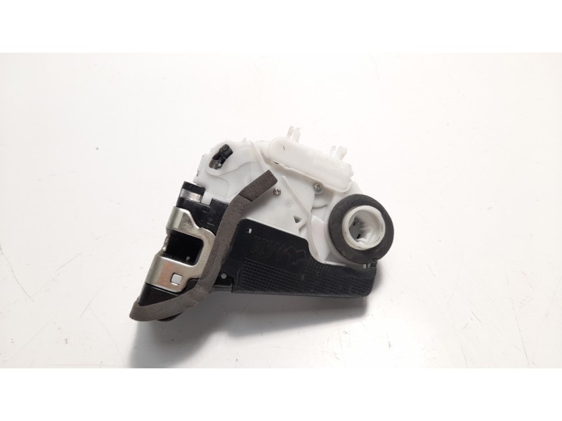 Recambio de cerradura puerta trasera derecha para toyota yaris hsd active referencia OEM IAM 690500D310  