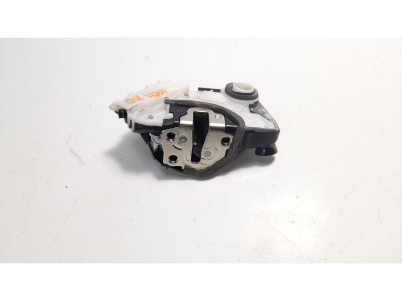 Recambio de cerradura puerta delantera derecha para toyota yaris hsd active referencia OEM IAM 690300D550  