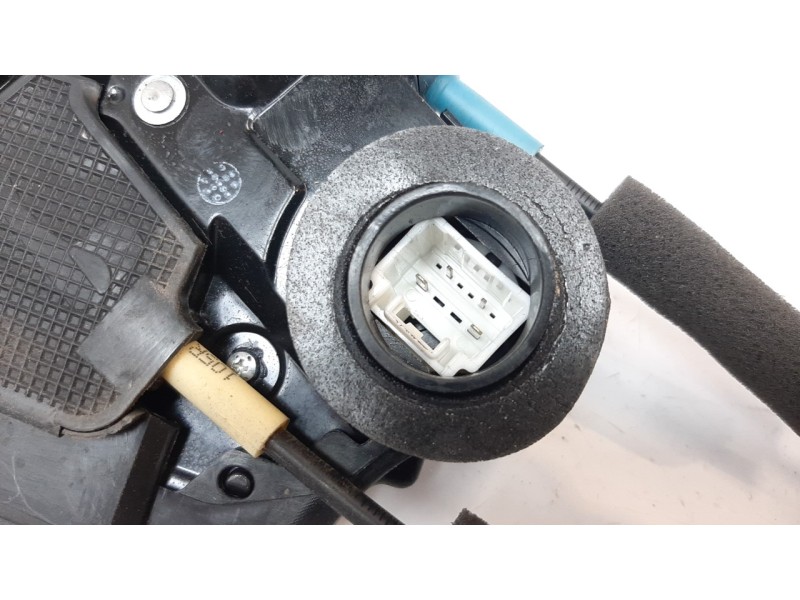 Recambio de cerradura puerta trasera derecha para lexus ct 1.8 16v cat (híbrido) referencia OEM IAM 6905033131  