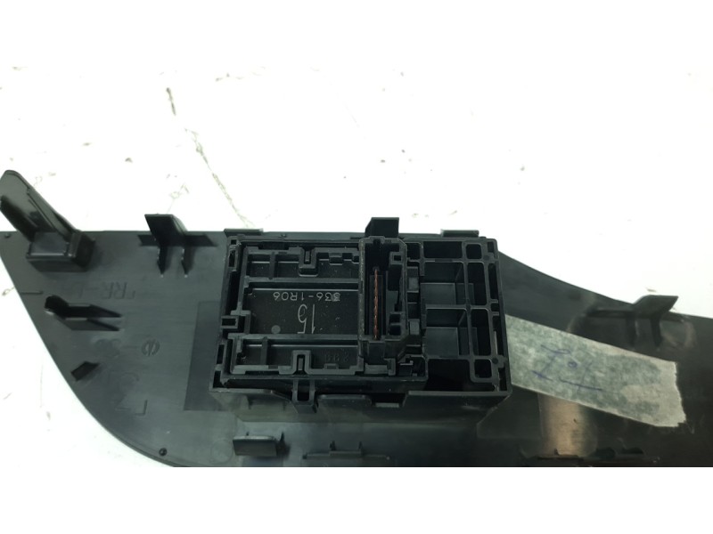 Recambio de mando elevalunas trasero izquierdo para toyota rav4 hybrid 4x2 advance referencia OEM IAM 8481012100  