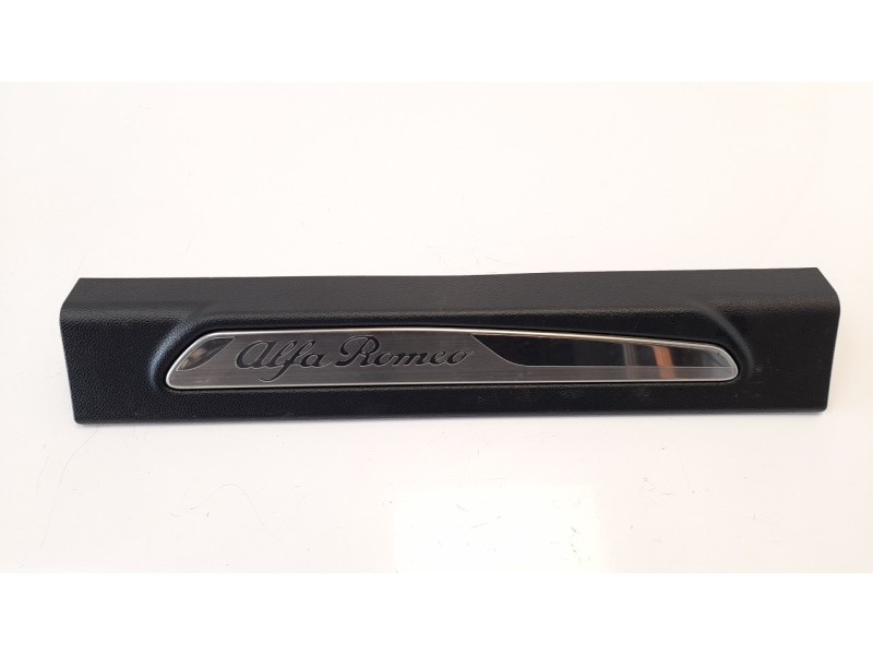 Recambio de moldura para alfa romeo giulia (952) 2.2 jtdm cat referencia OEM IAM 156107572  