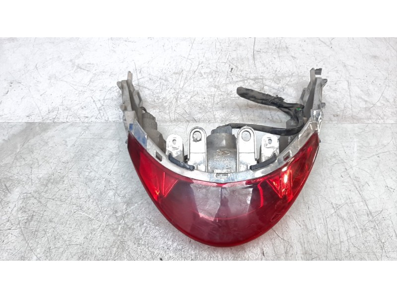 Recambio de piloto trasero central para kymco agility 50/125 agility city 125 referencia OEM IAM 33700ALJ8E10  