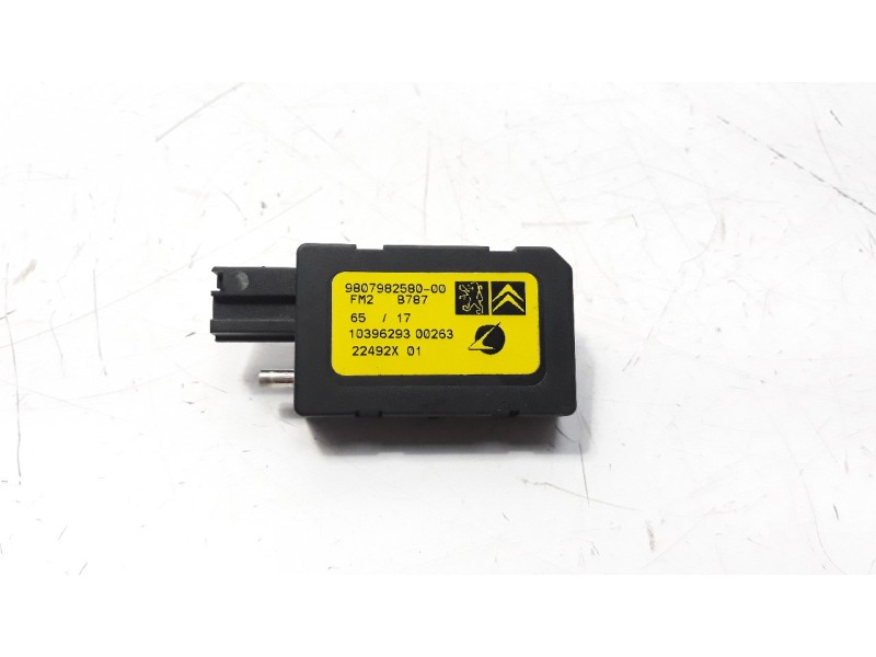 Recambio de antena para citroen c4 picasso shine referencia OEM IAM 9807982580  