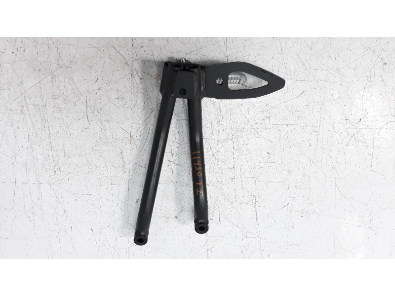 Recambio de estribos laterales para yamaha mt-125 referencia OEM IAM B1VF741L00  