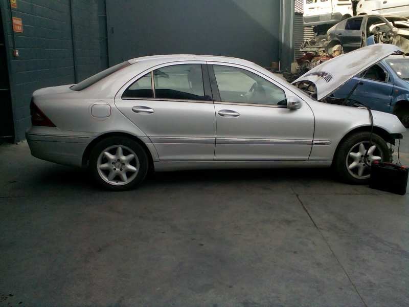 mercedes-benz clase c (w203) berlina del año 2002