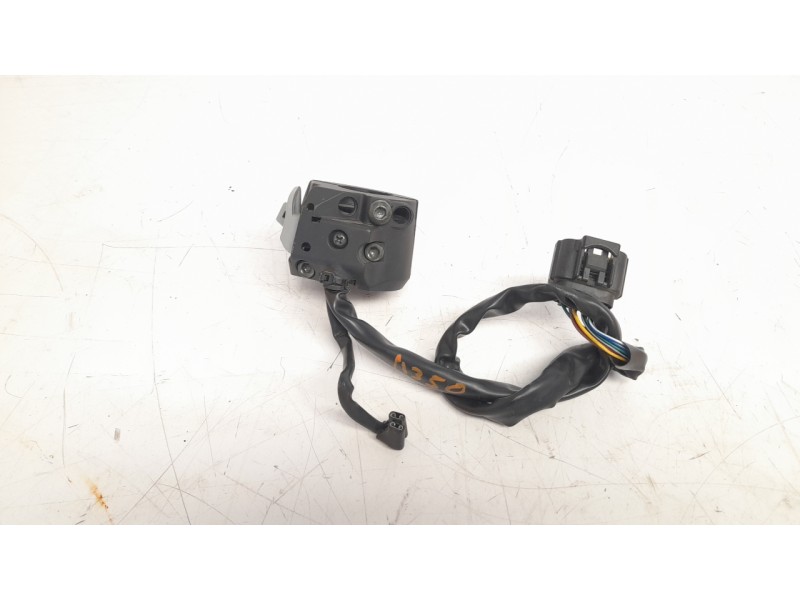 Recambio de piña luces derecha para zontes motorcycles zt125 zt 125-u referencia OEM IAM 1184200184000  