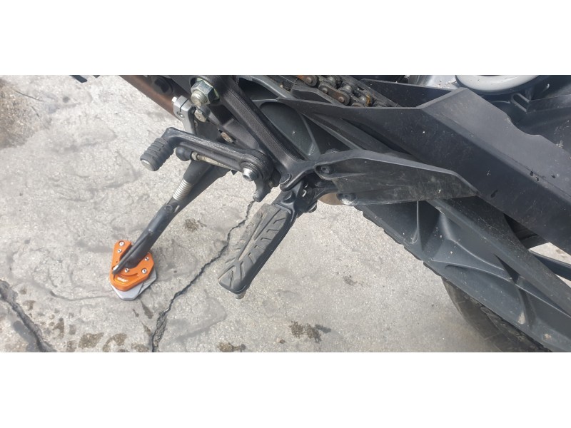 Recambio de estribo para ktm 125 duke referencia OEM IAM 93003038000  