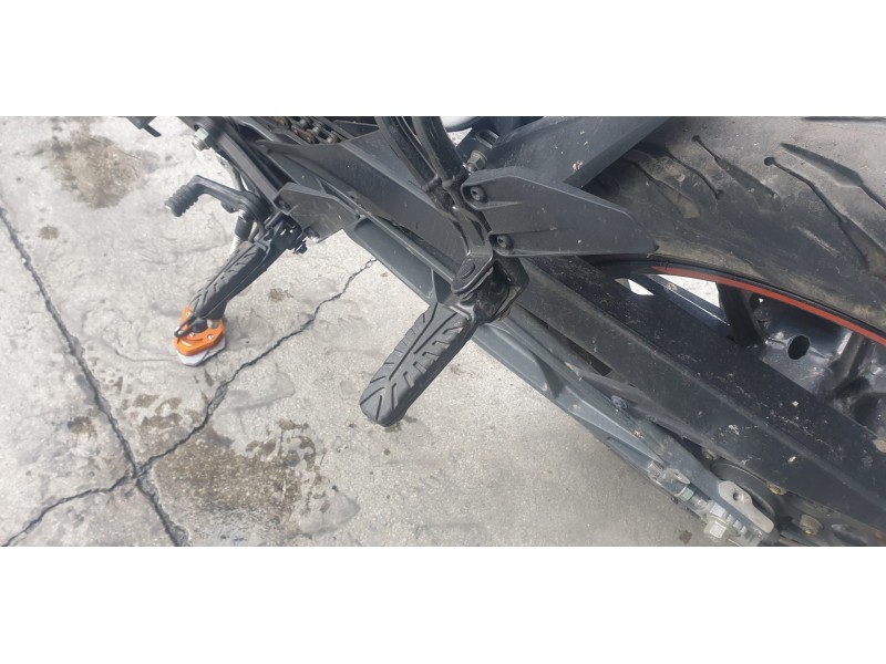 Recambio de estribo para ktm 125 duke referencia OEM IAM 93003150033  