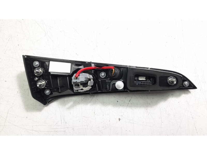 Recambio de piloto trasero derecho interior para toyota corolla (e21) hybrid style referencia OEM IAM 8158102B80  