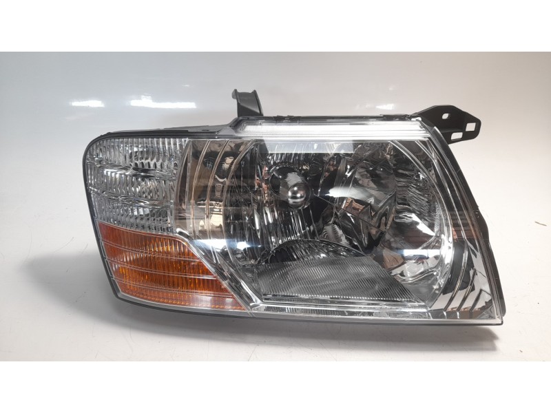 Recambio de faro derecho para mitsubishi montero (v60/v70) referencia OEM IAM MN133752 108702717 MB1604803