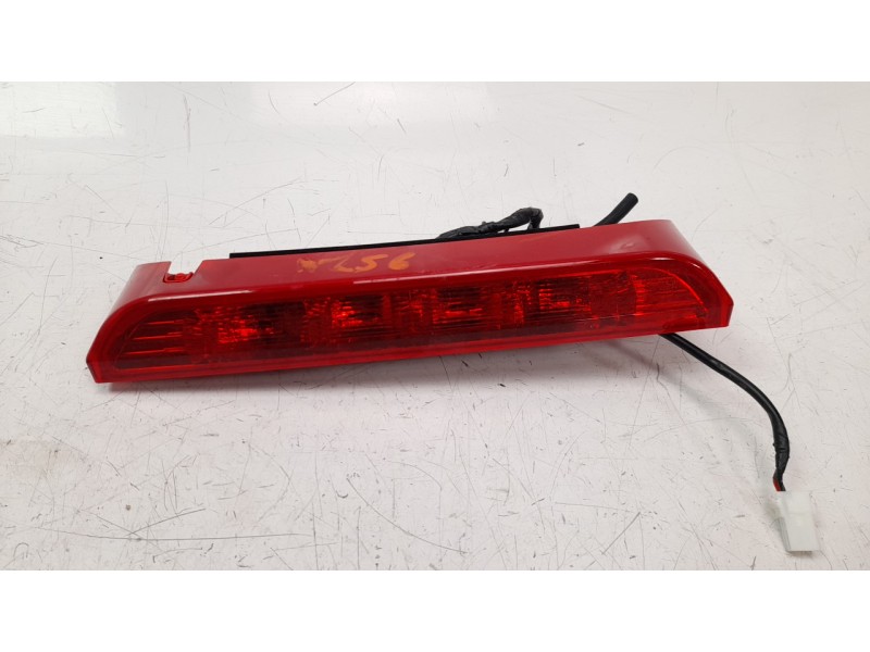 Recambio de luz central de freno para kia stonic (ybcuv) 1.0 tgdi cat referencia OEM IAM 92700H8400  