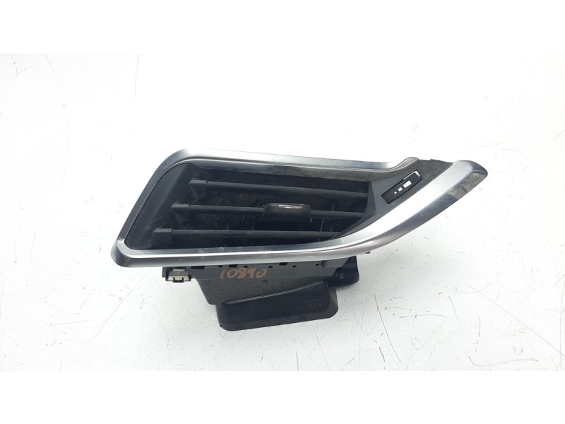 Recambio de rejilla aireadora para peugeot 208 1.2 12v e-thp referencia OEM IAM 9673131677  