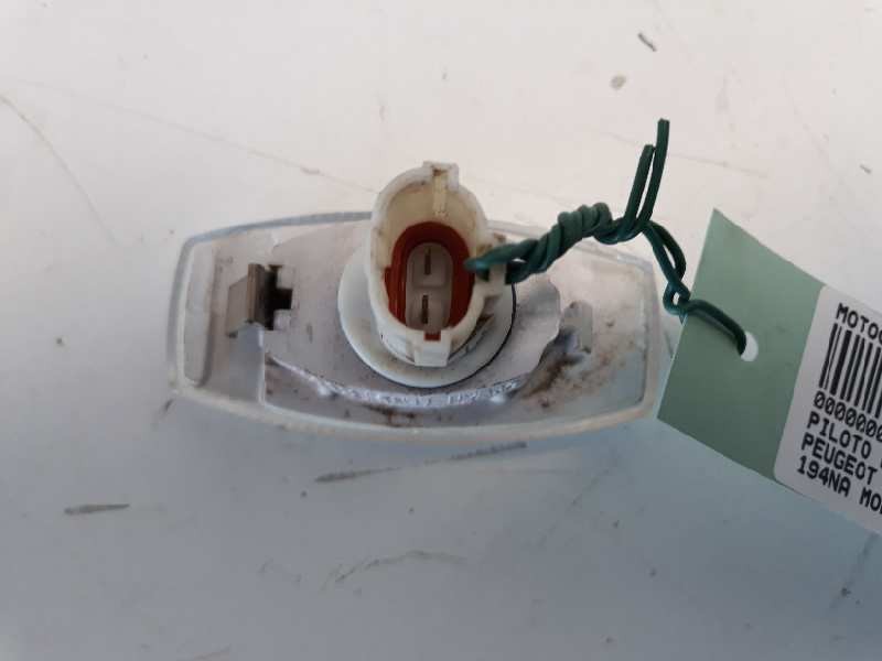 Recambio de piloto lateral izquierdo para peugeot 2008 (--.2013) active referencia OEM IAM 194NA  