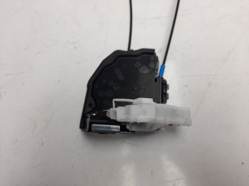 Recambio de cerradura puerta trasera derecha para toyota c-hr hybrid advance referencia OEM IAM 69050F4010  
