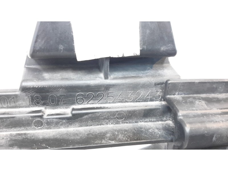 Recambio de rejilla paragolpes central para dacia sandero iii expression referencia OEM IAM 622543243R 107086003 