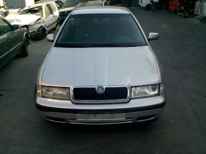 skoda octavia berlina (1u2) del año 2000