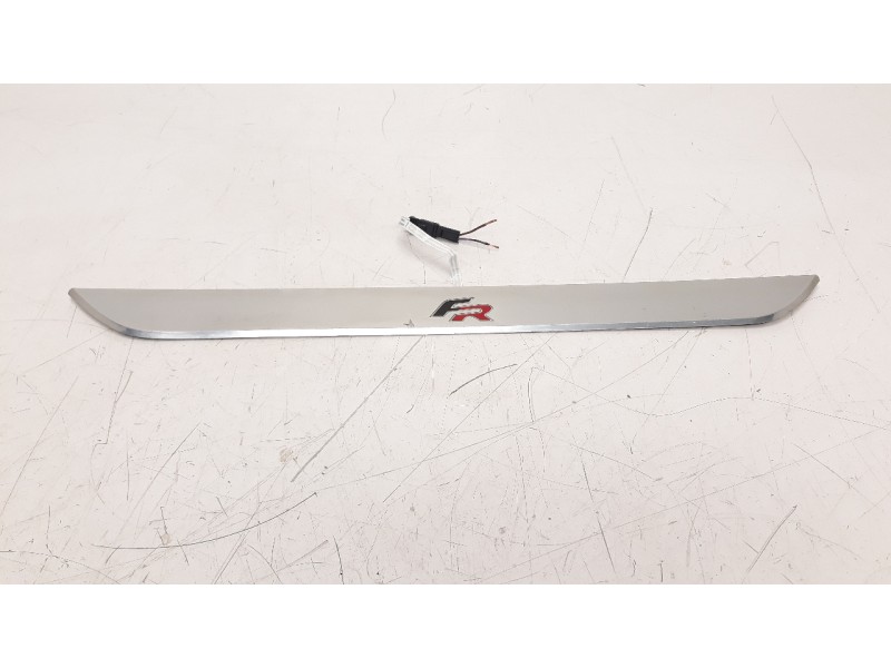 Recambio de moldura para seat leon (5f1) 2.0 tdi referencia OEM IAM 5F4947417A  