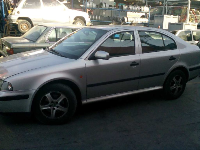 skoda octavia berlina (1u2) del año 2000