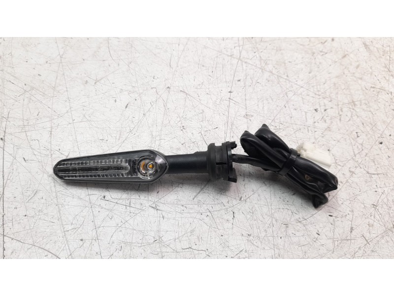 Recambio de piloto delantero derecho para yamaha mt -07 referencia OEM IAM BAT833200000  