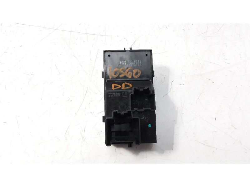 Recambio de mando elevalunas delantero derecho para opel mokka 1.7 16v cdti referencia OEM IAM 13301886  