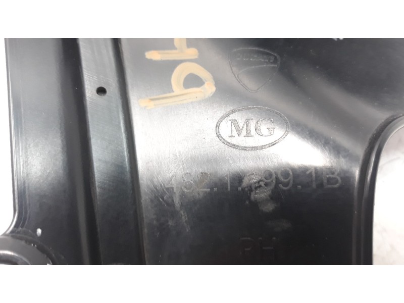 Recambio de moldura para ducati scrambler referencia OEM IAM 48211991B  