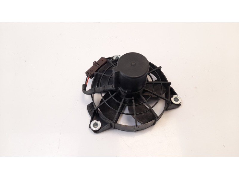 Recambio de electroventilador para renault twingo iii 0.9 energy referencia OEM IAM 8240708  