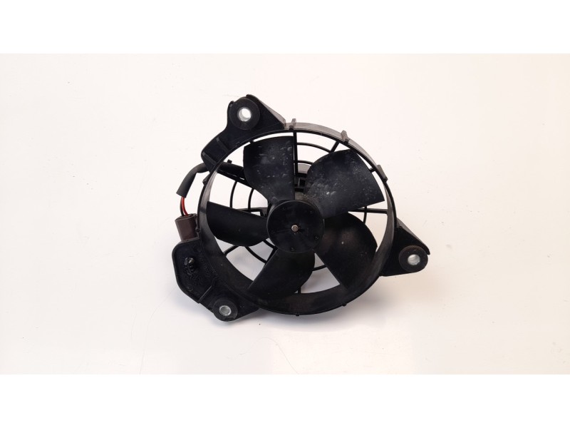 Recambio de electroventilador para renault twingo iii 0.9 energy referencia OEM IAM 8240708  