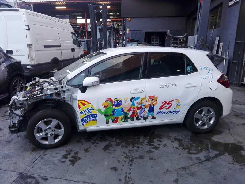 toyota auris del año 2011