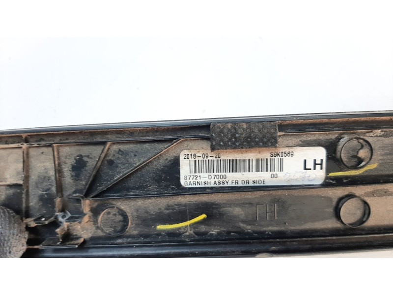 Recambio de moldura para hyundai tucson 1.6 cat referencia OEM IAM 87721D7000  