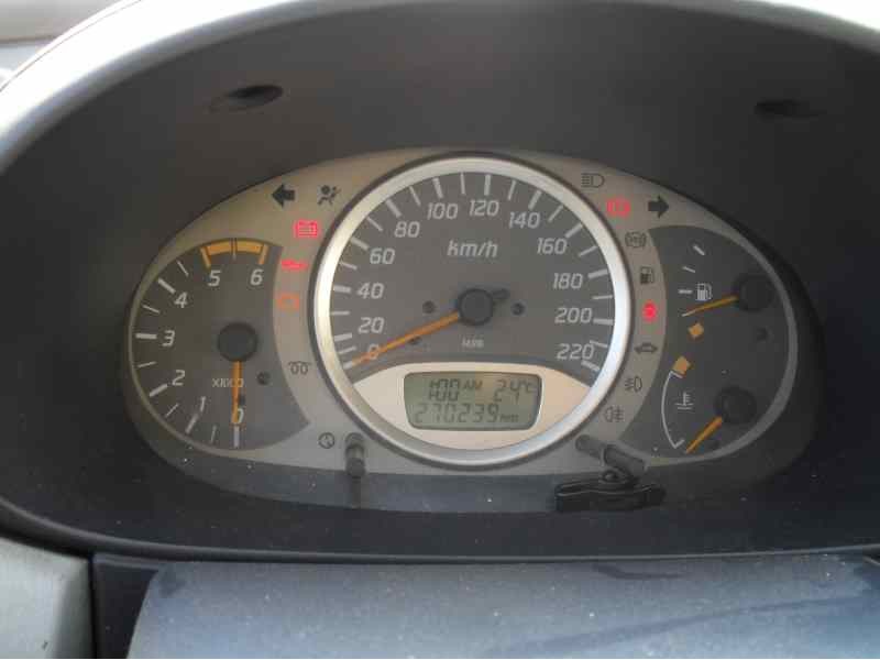 nissan almera tino (v10m) del año 2001