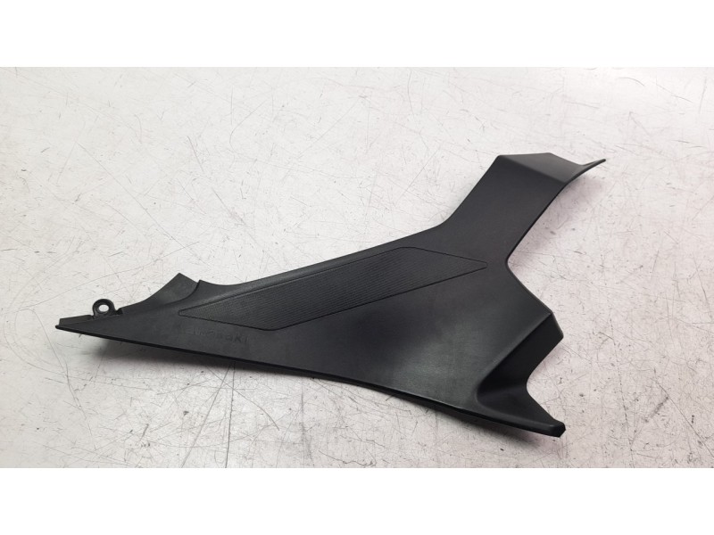 Recambio de moldura para kawasaki ninja 400 referencia OEM IAM 530650043  
