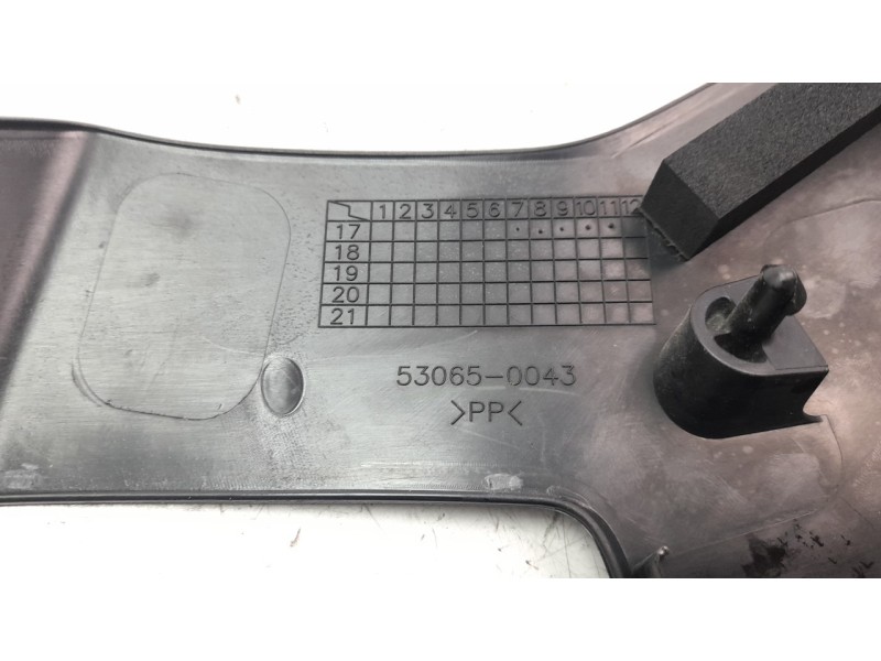 Recambio de moldura para kawasaki ninja 400 referencia OEM IAM 530650043  